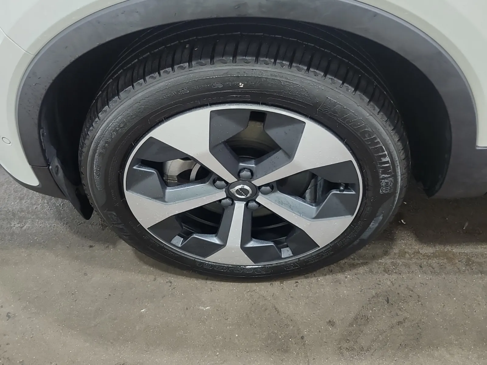 Front driver wheel/tire photo