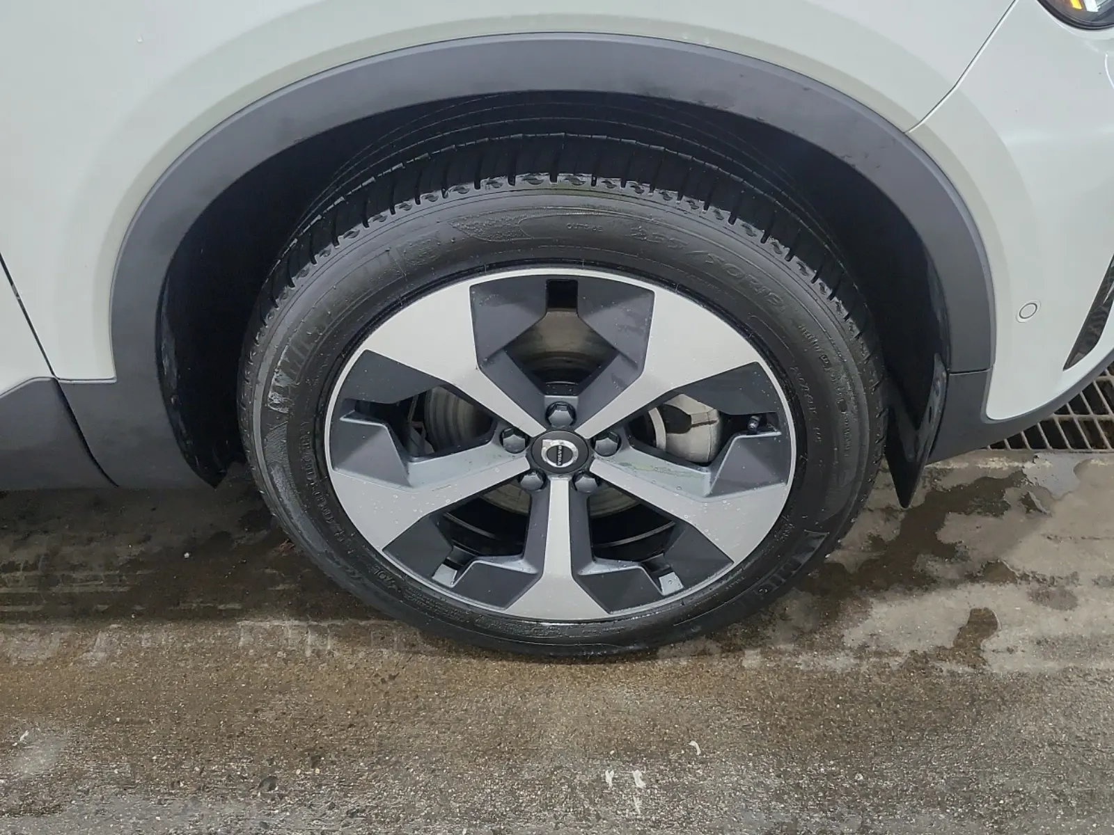 Right Front Wheel/Tire Photo