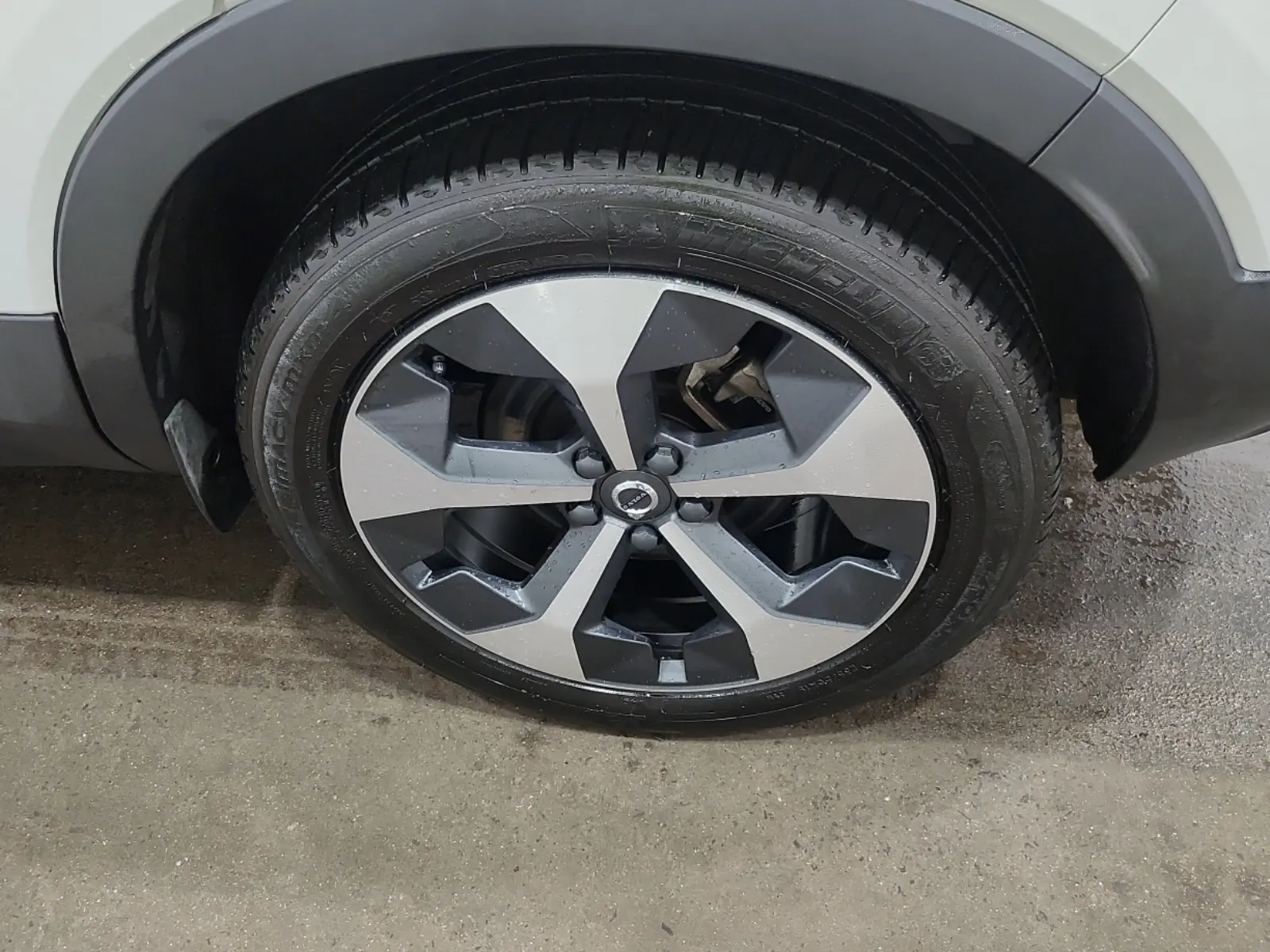 Left Rear Wheel/Tire Photo
