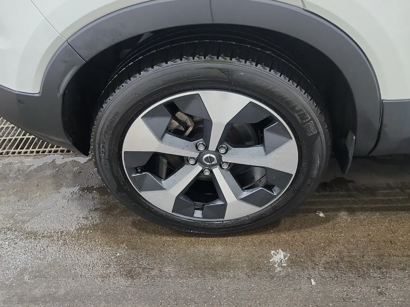 Right Rear Wheel/Tire Photo