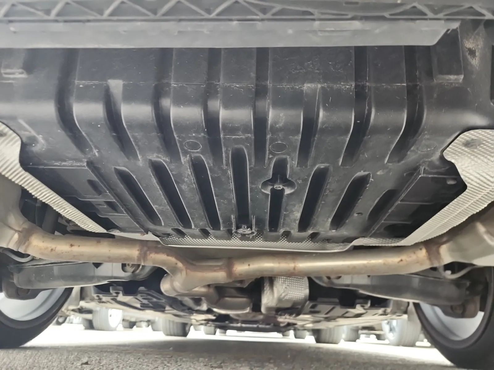 Undercarriage - Rear Photo