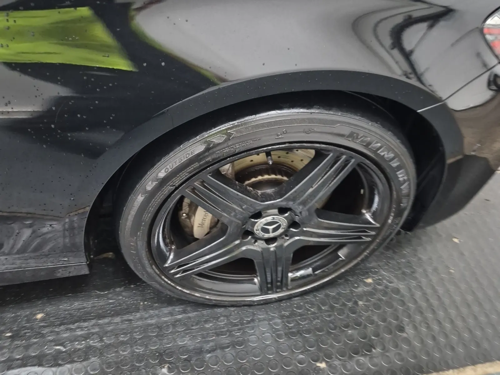 Right Front Wheel/Tire Photo
