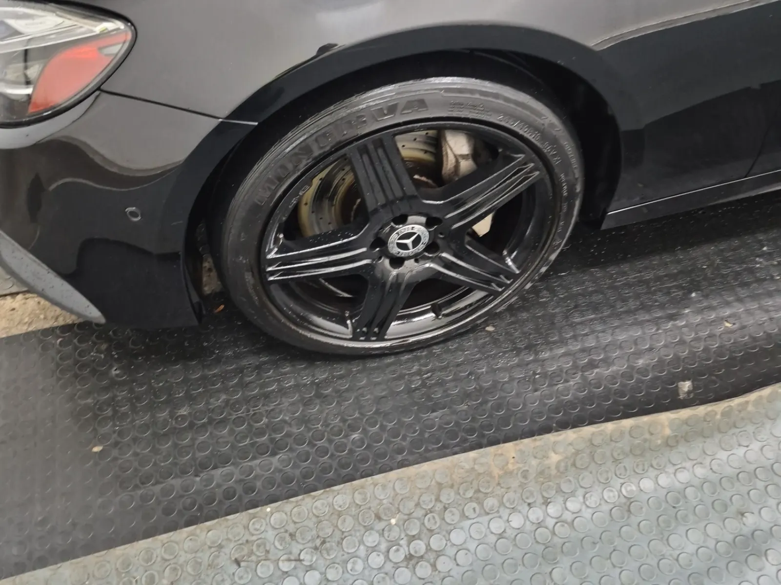 Front driver wheel/tire photo
