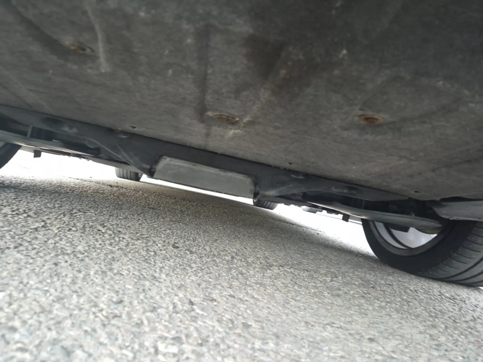 Undercarriage - Rear Photo