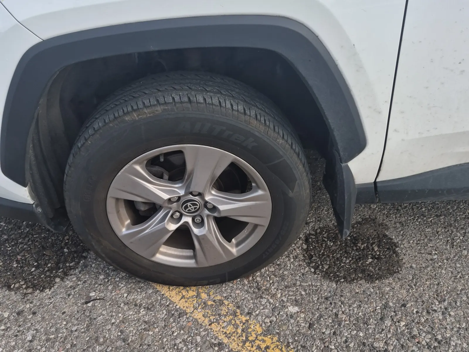 Front driver wheel/tire photo