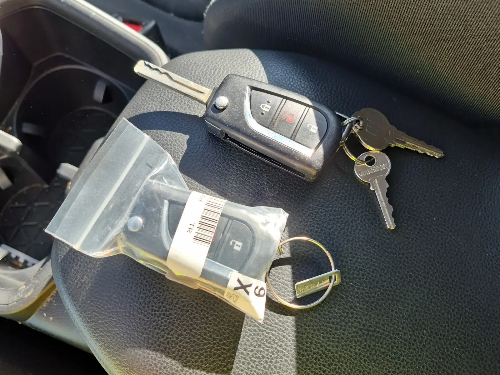 Keys/Fobs/Manual Photo