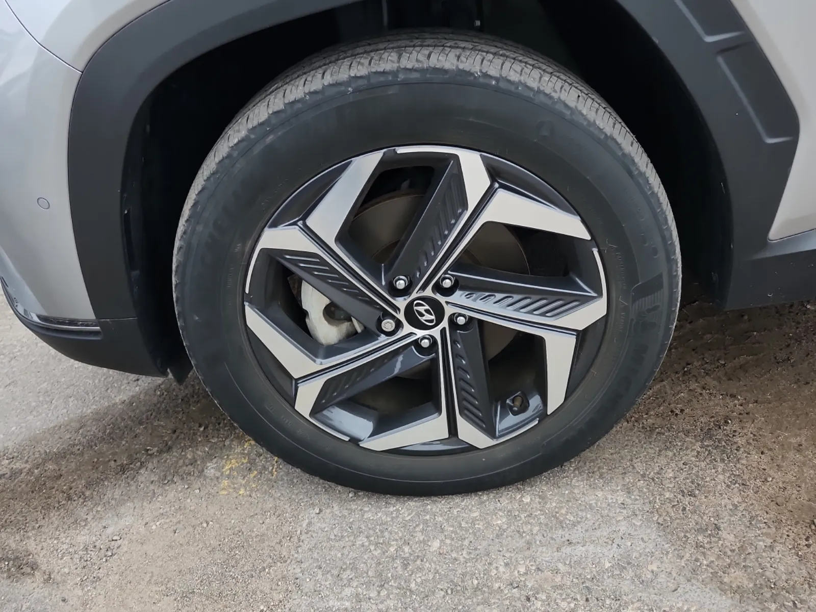 Front driver wheel/tire photo