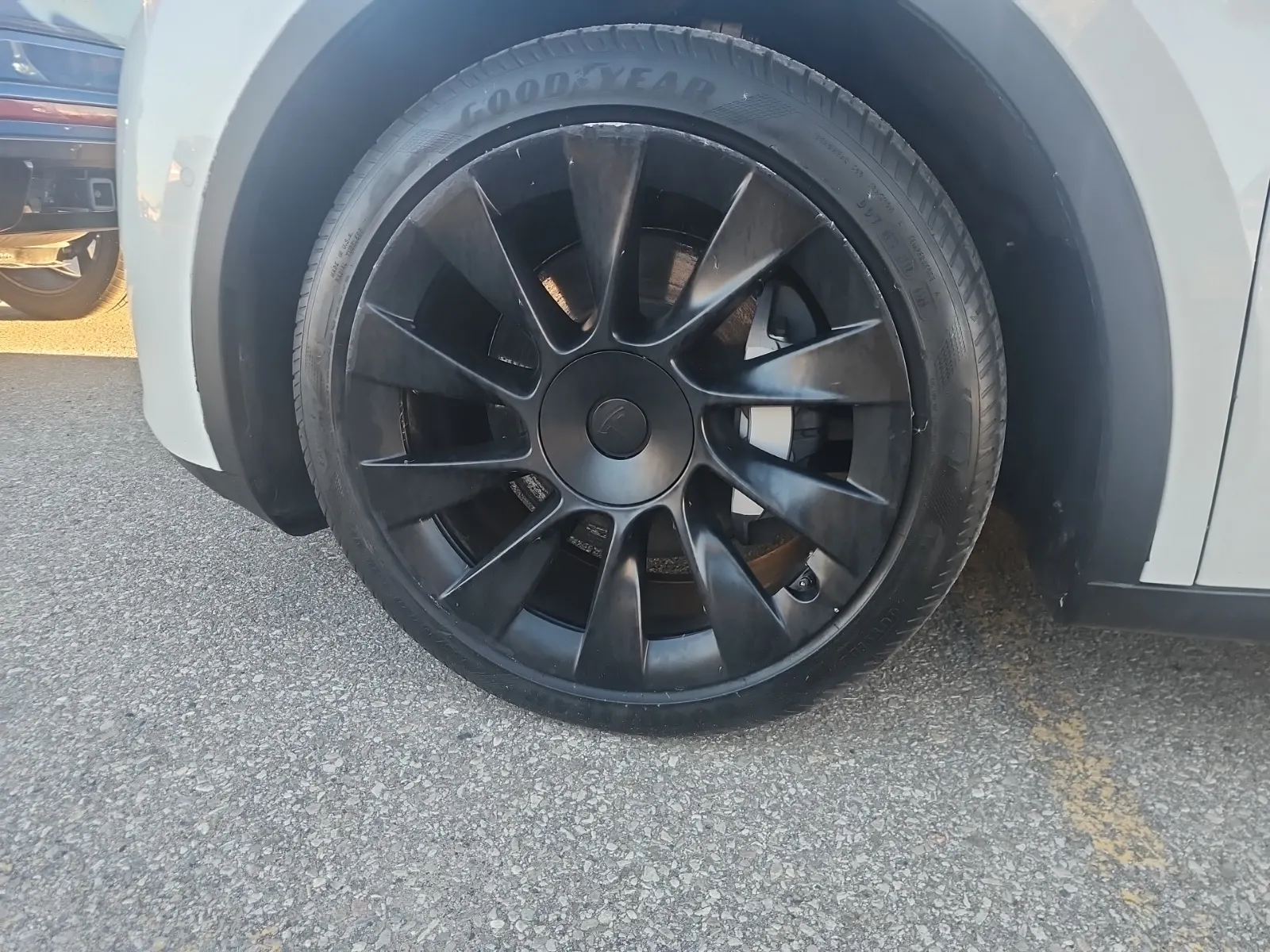 Front driver wheel/tire photo