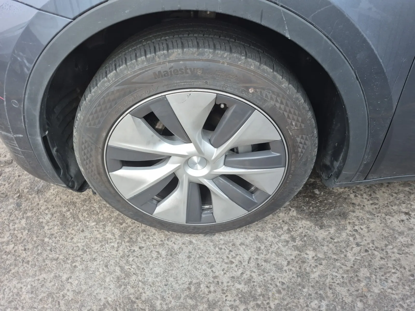 Front driver wheel/tire photo