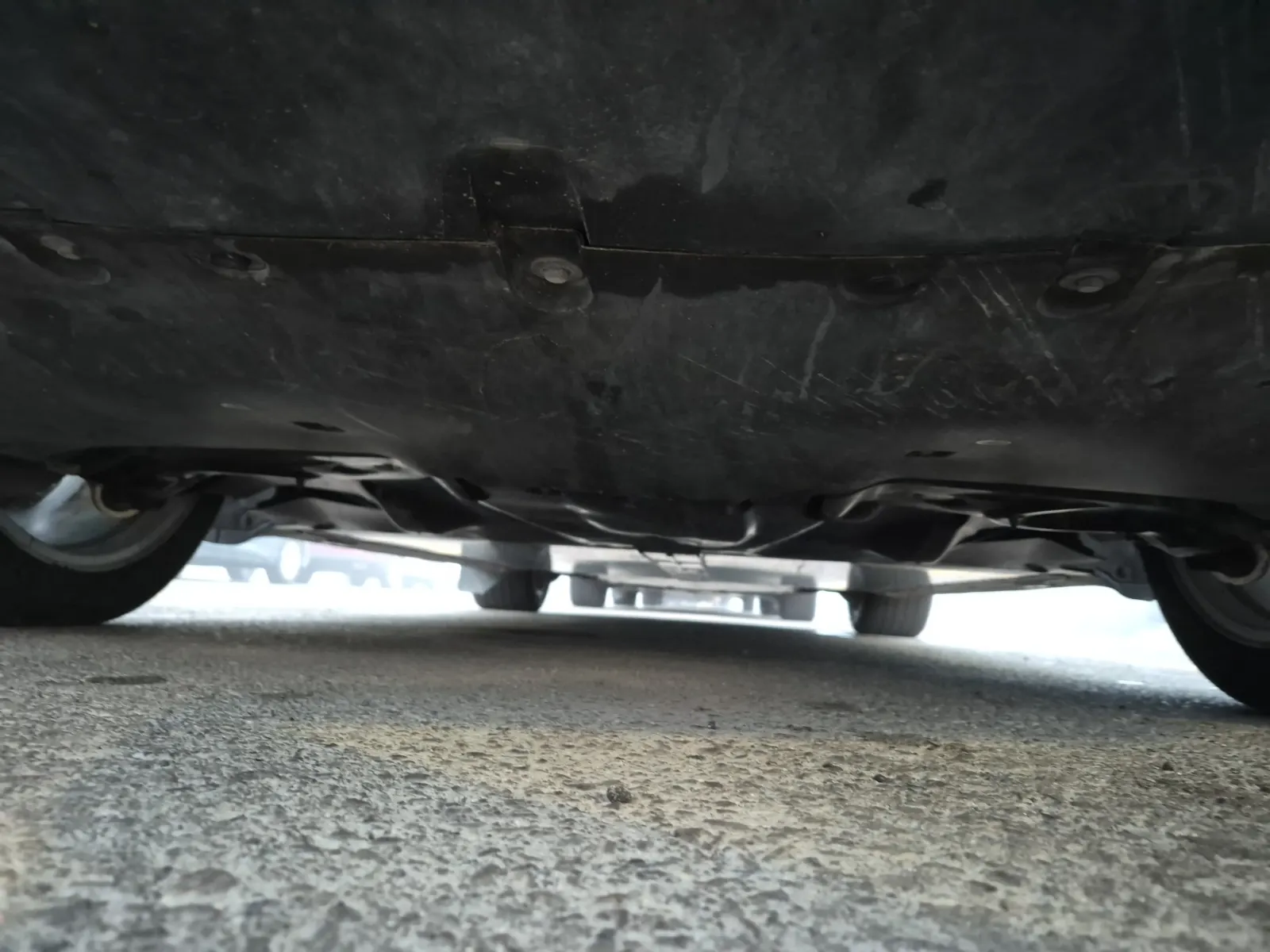 Undercarriage - Rear Photo