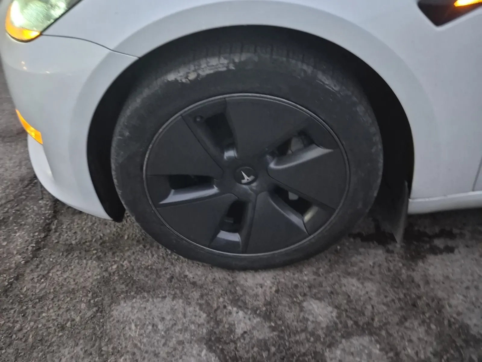 Front driver wheel/tire photo