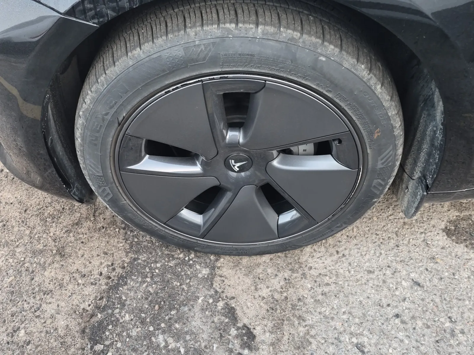 Front driver wheel/tire photo