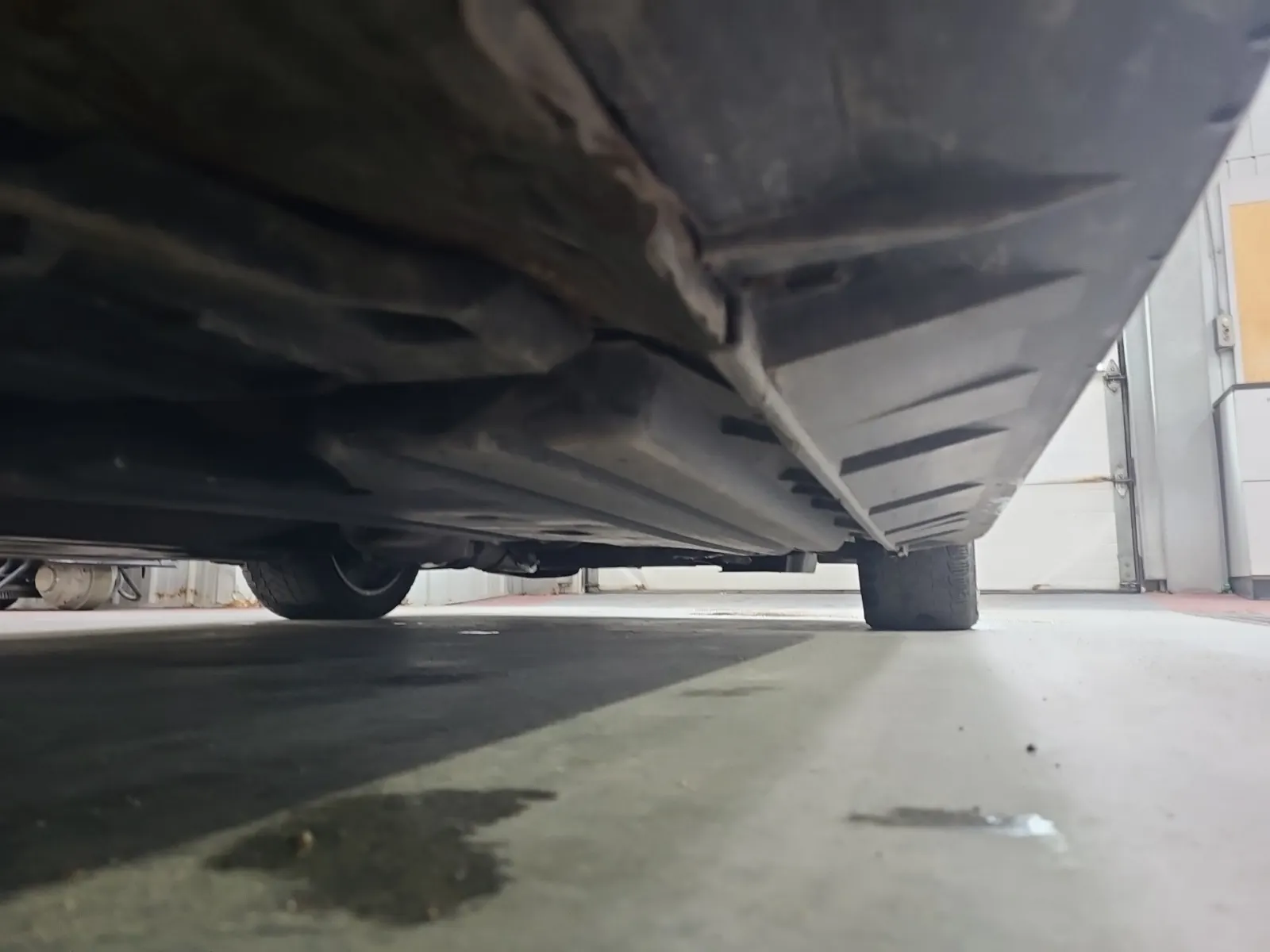 Undercarriage - Passenger Photo