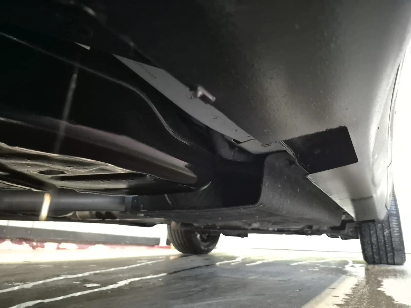 Undercarriage - Passenger Photo
