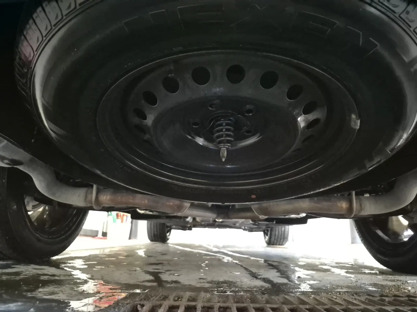 Undercarriage - Rear Photo