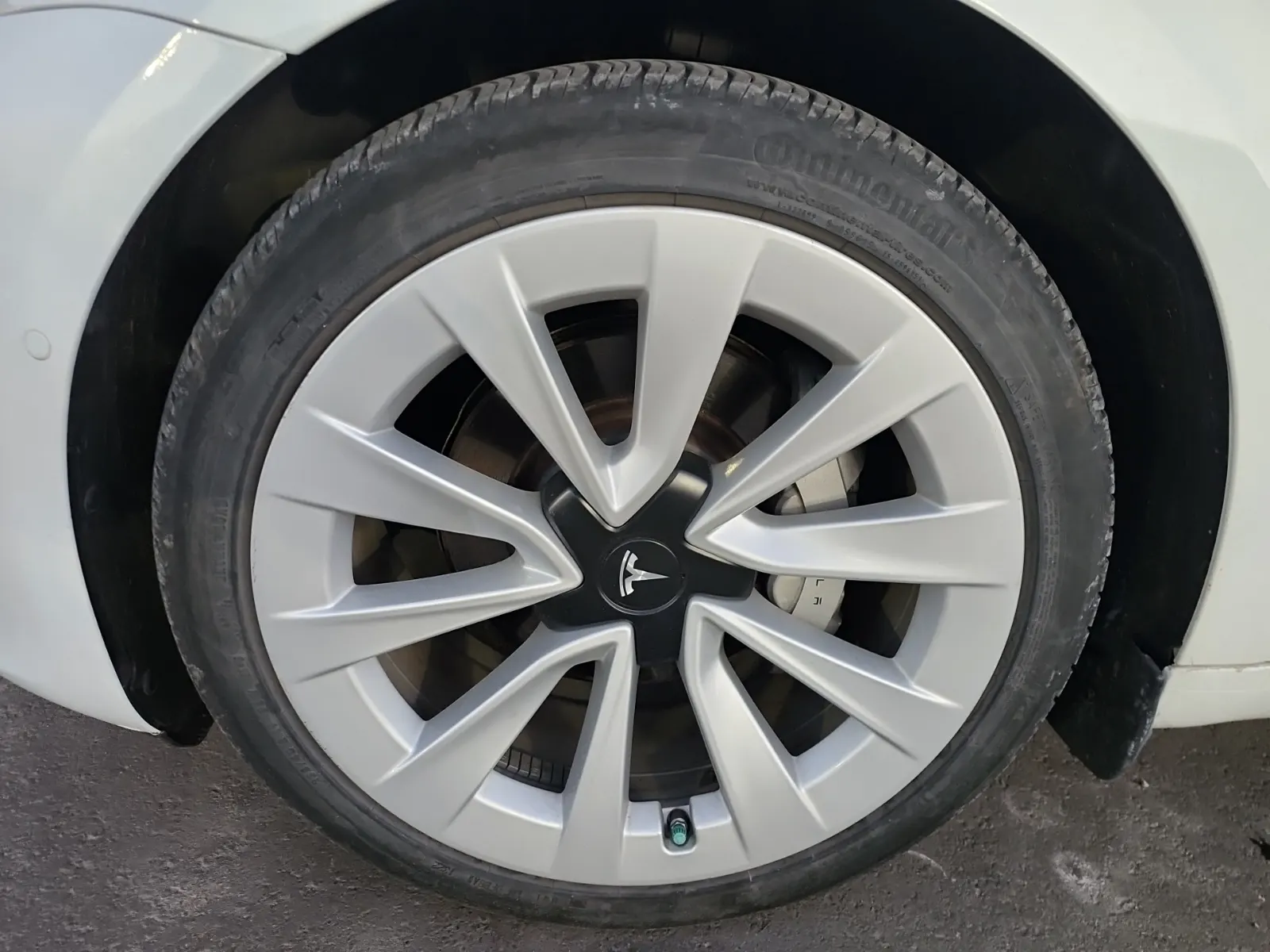 Front driver wheel/tire photo