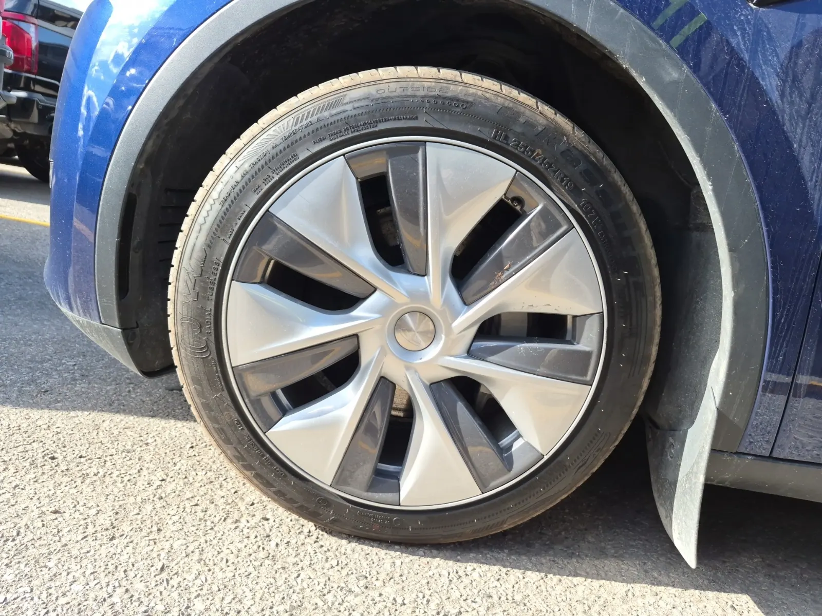 Front driver wheel/tire photo