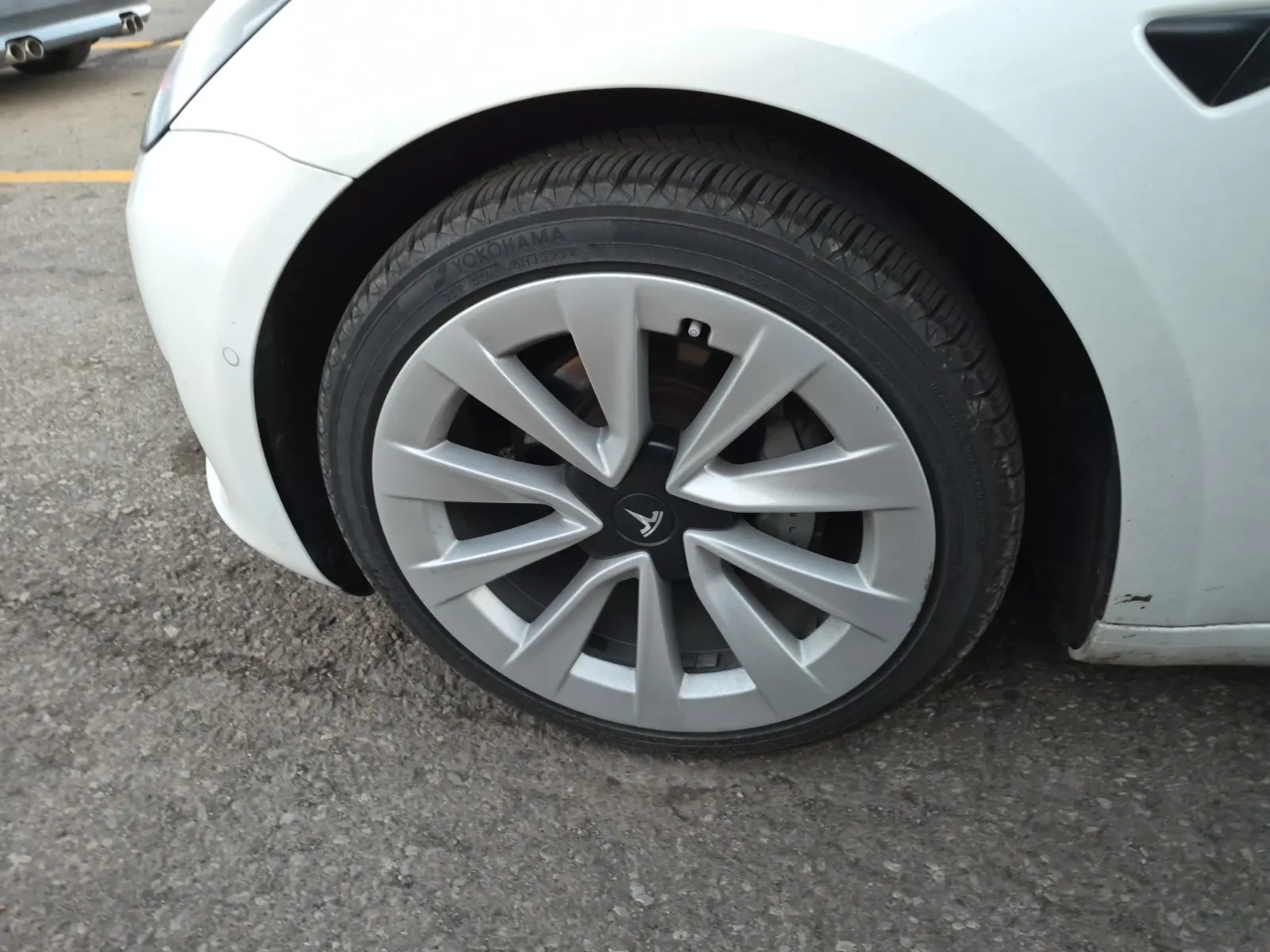 Front driver wheel/tire photo