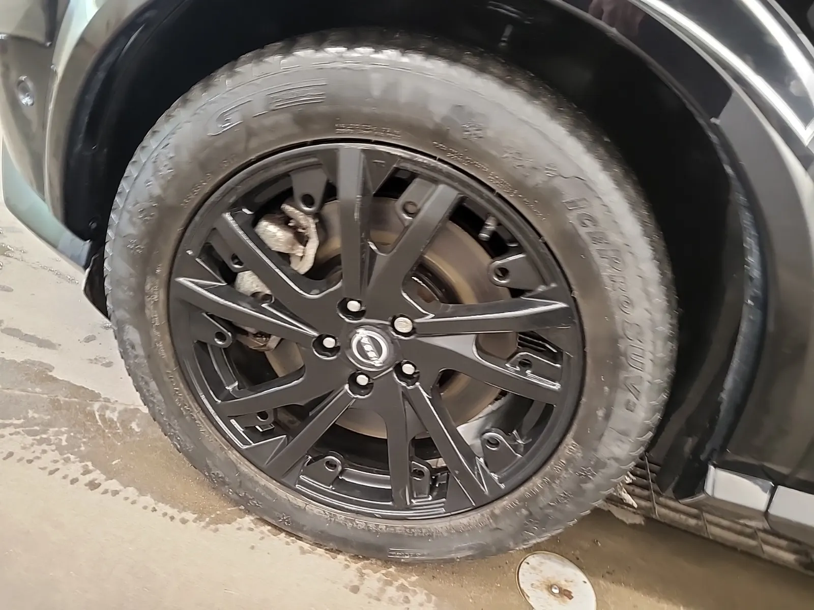 Front driver wheel/tire photo