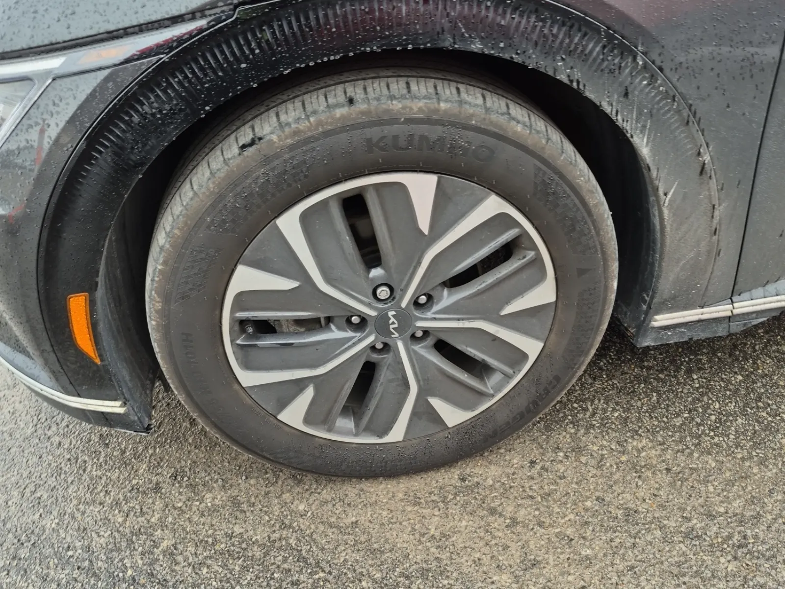 Front driver wheel/tire photo