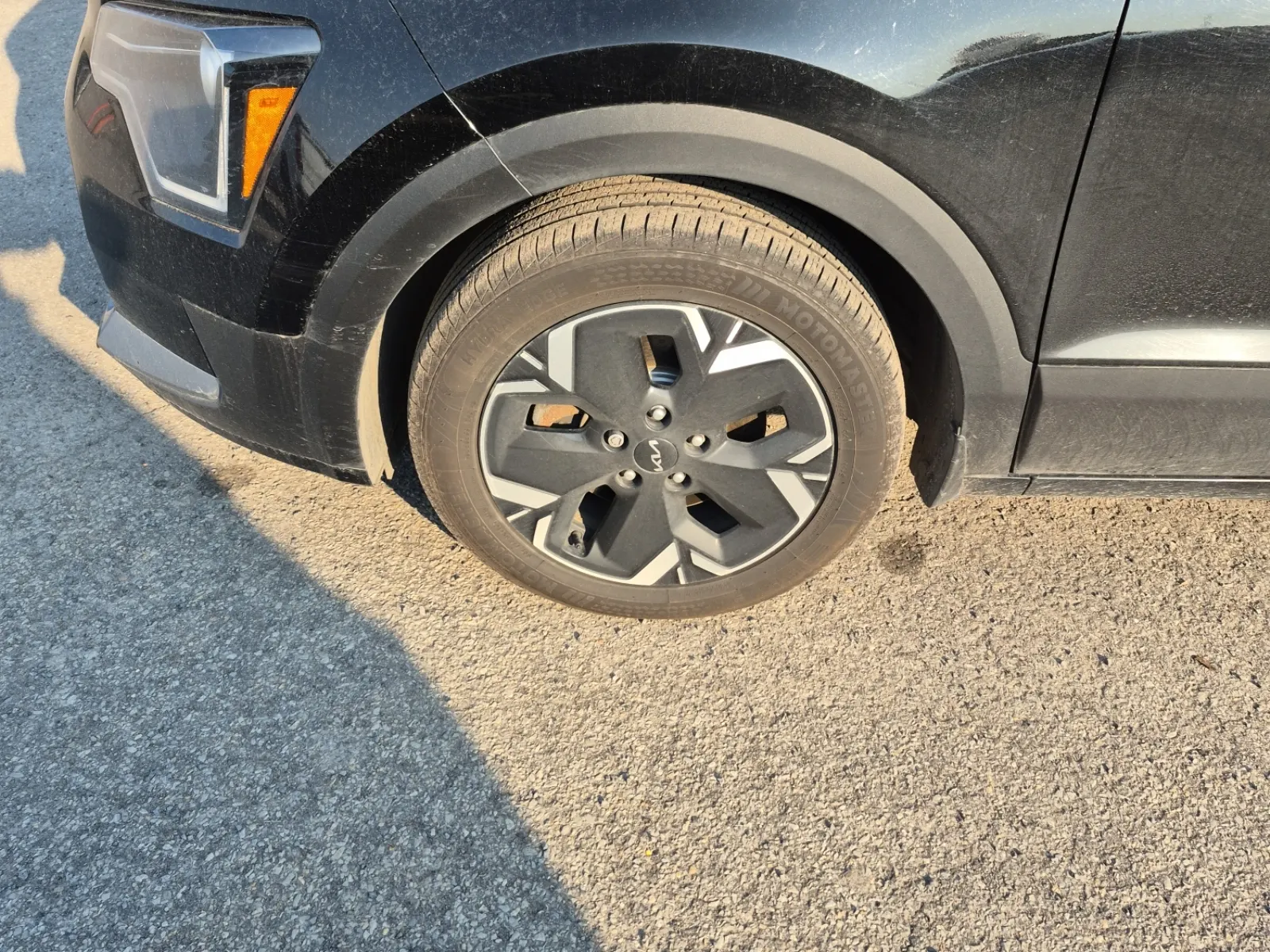 Front driver wheel/tire photo