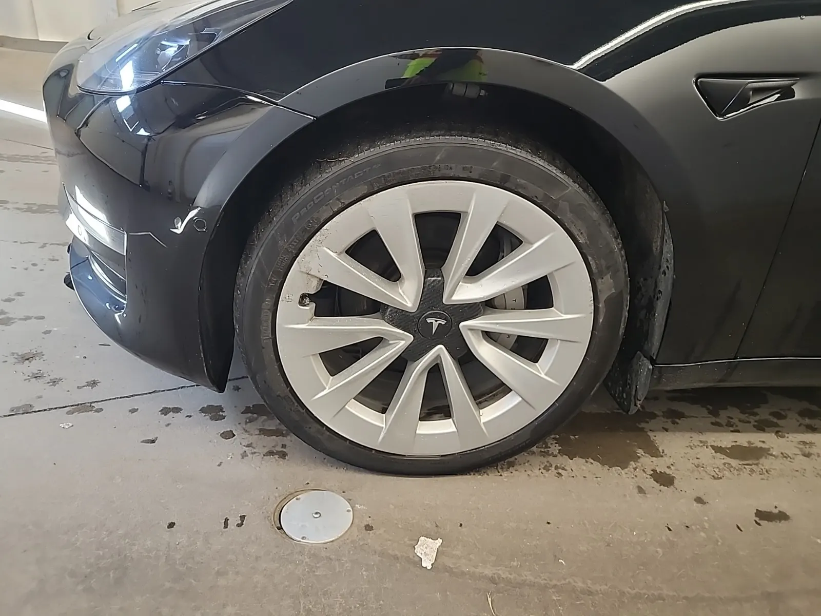 Front driver wheel/tire photo