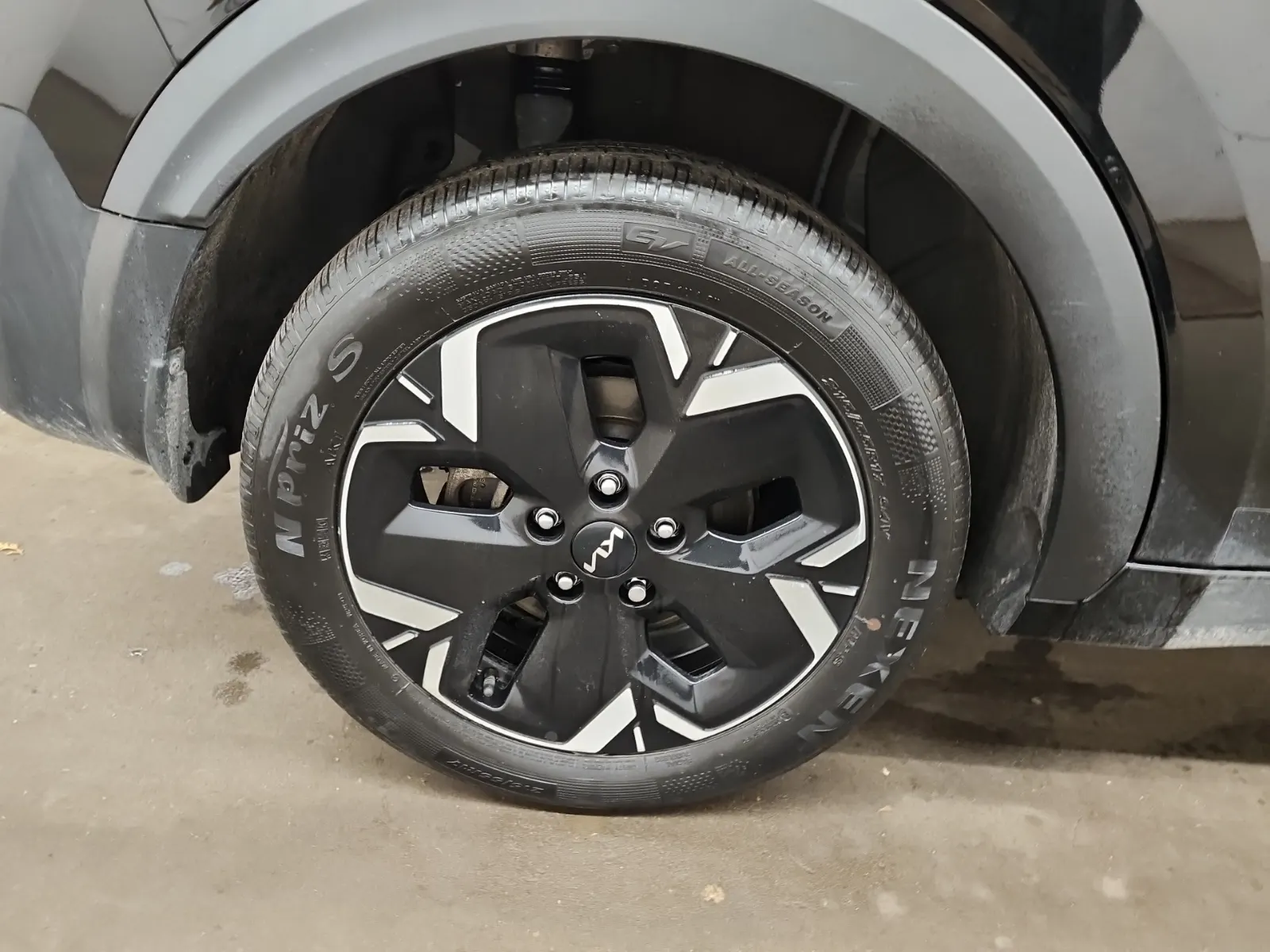 Right Rear Wheel/Tire Photo
