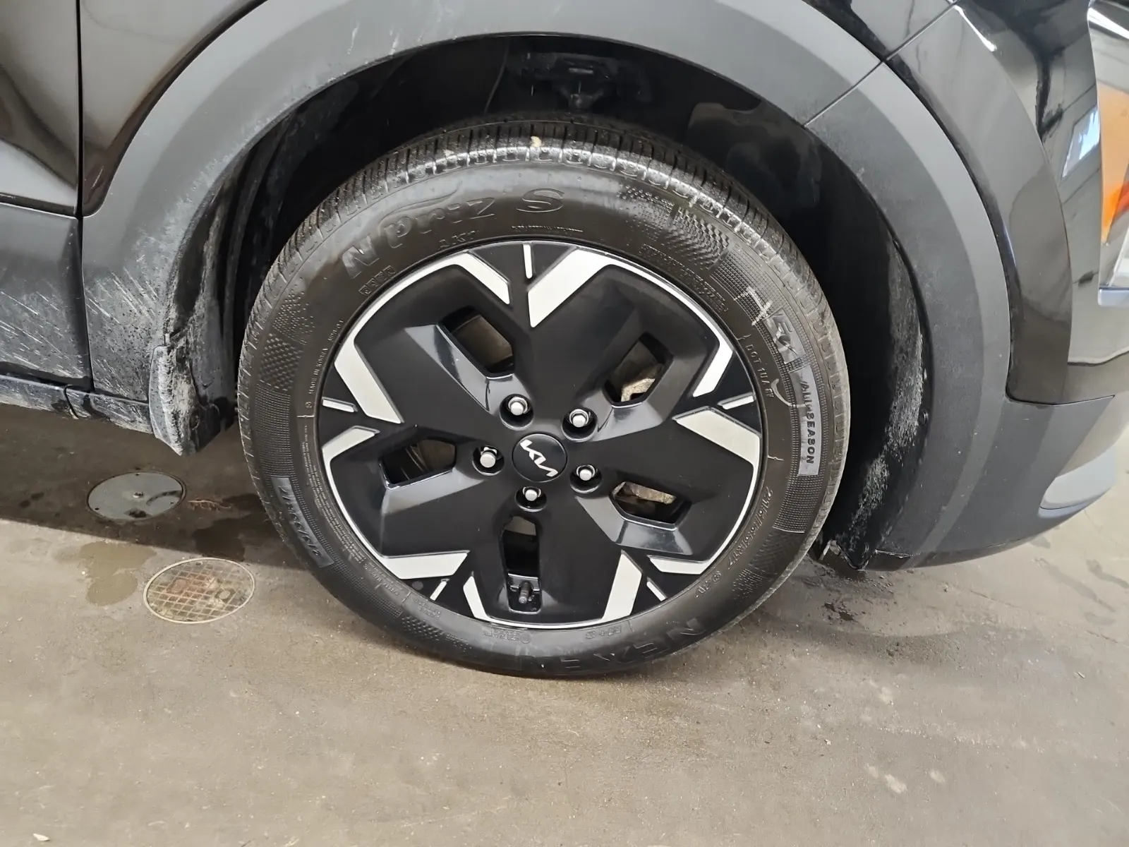 Right Front Wheel/Tire Photo