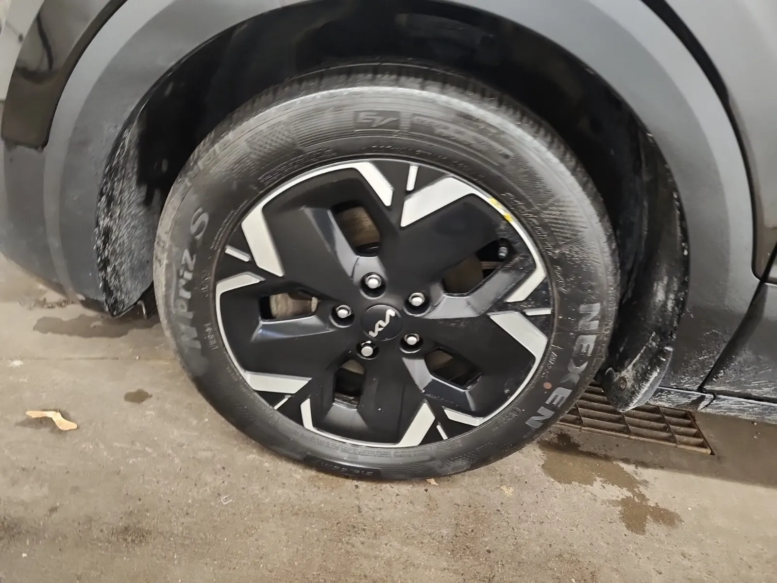 Front driver wheel/tire photo