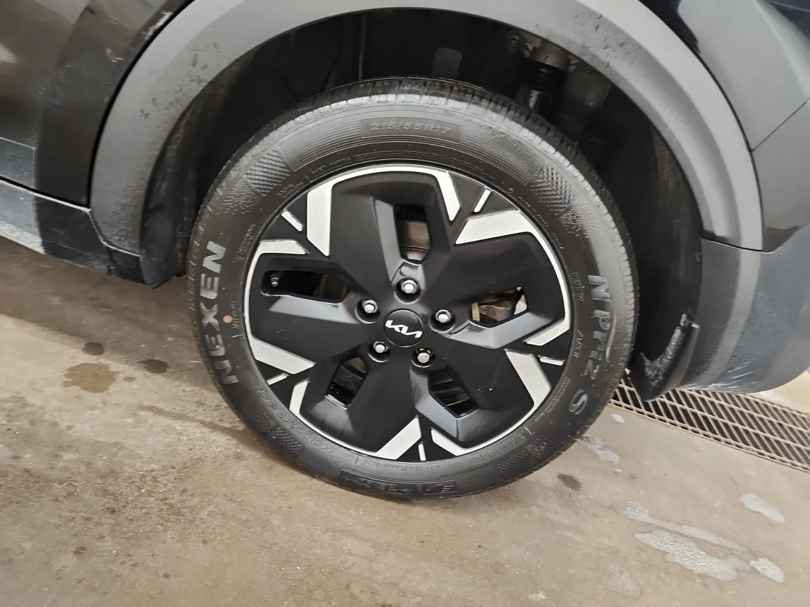 Left Rear Wheel/Tire Photo