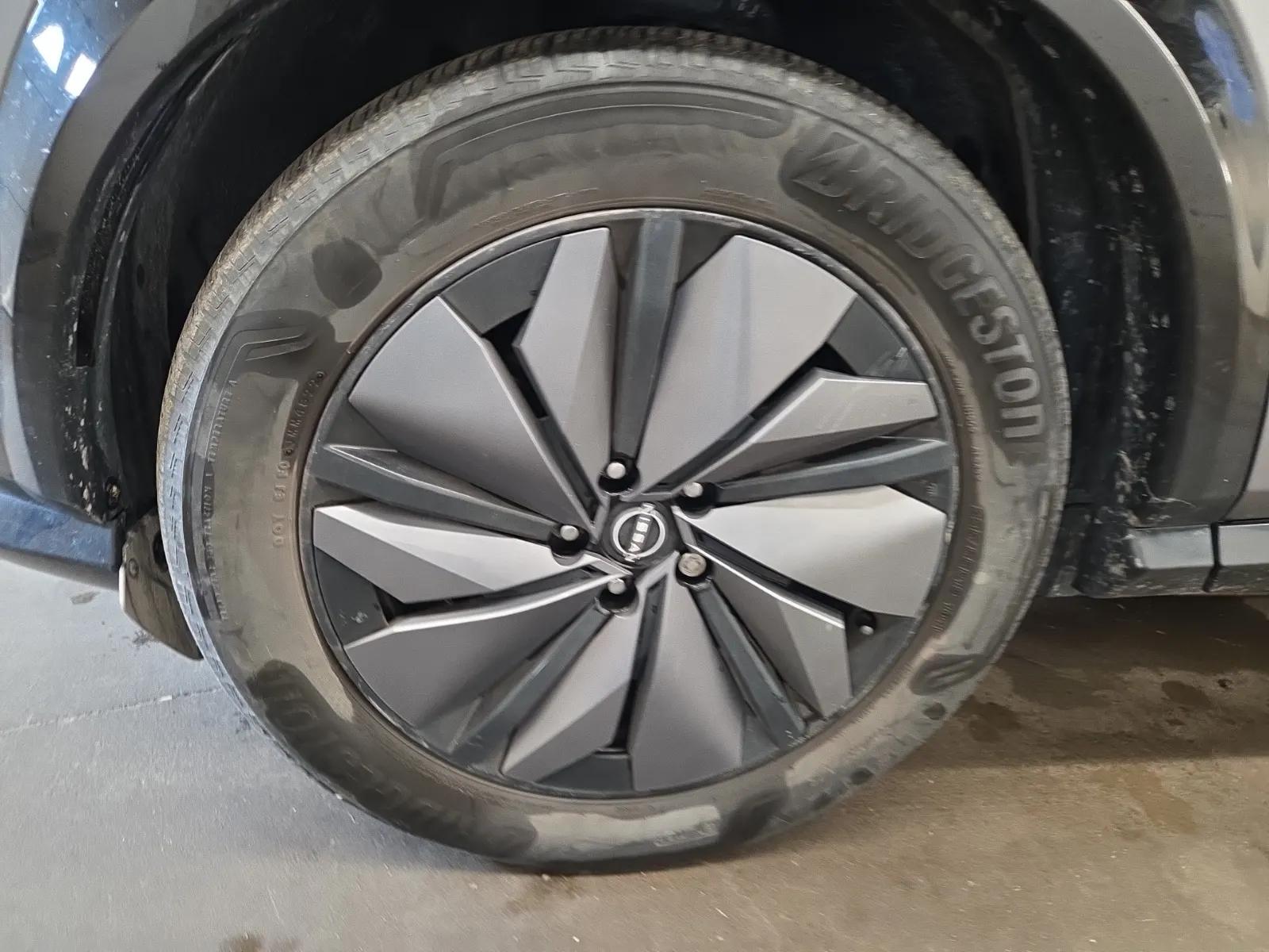 Front driver wheel/tire photo