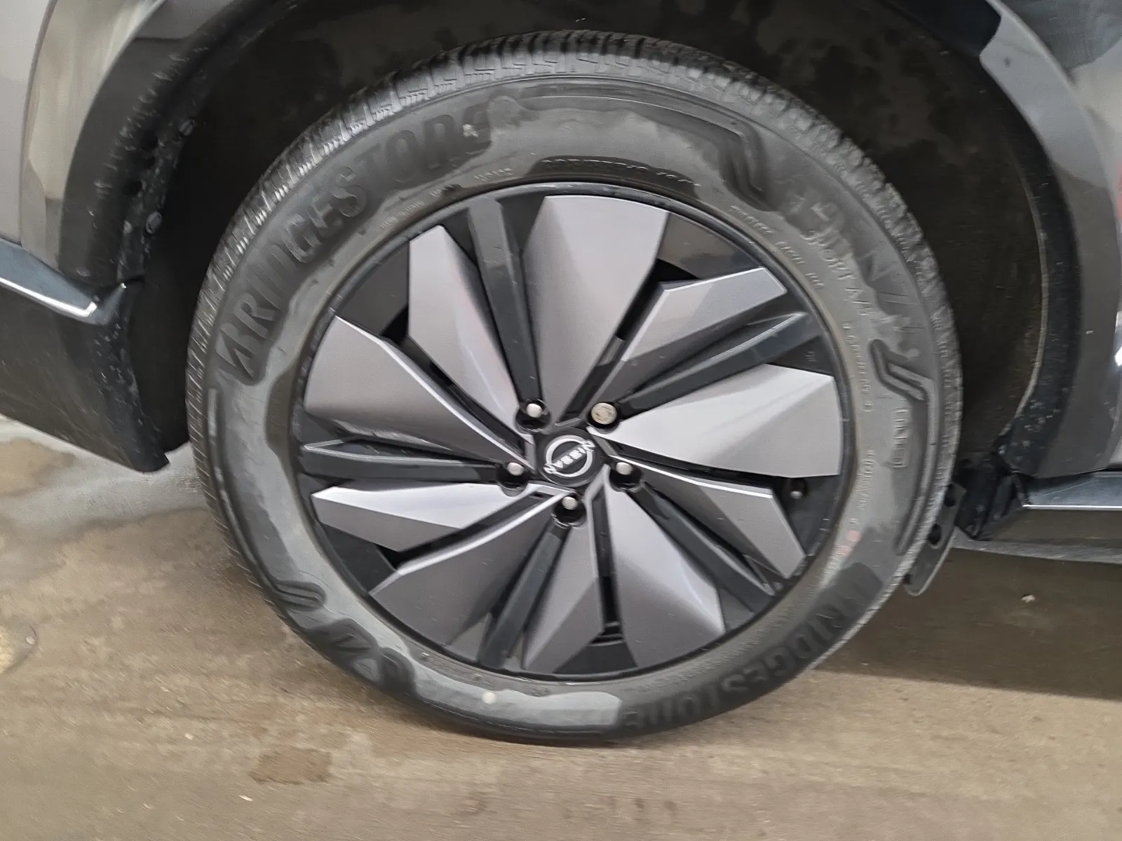 Right Rear Wheel/Tire Photo