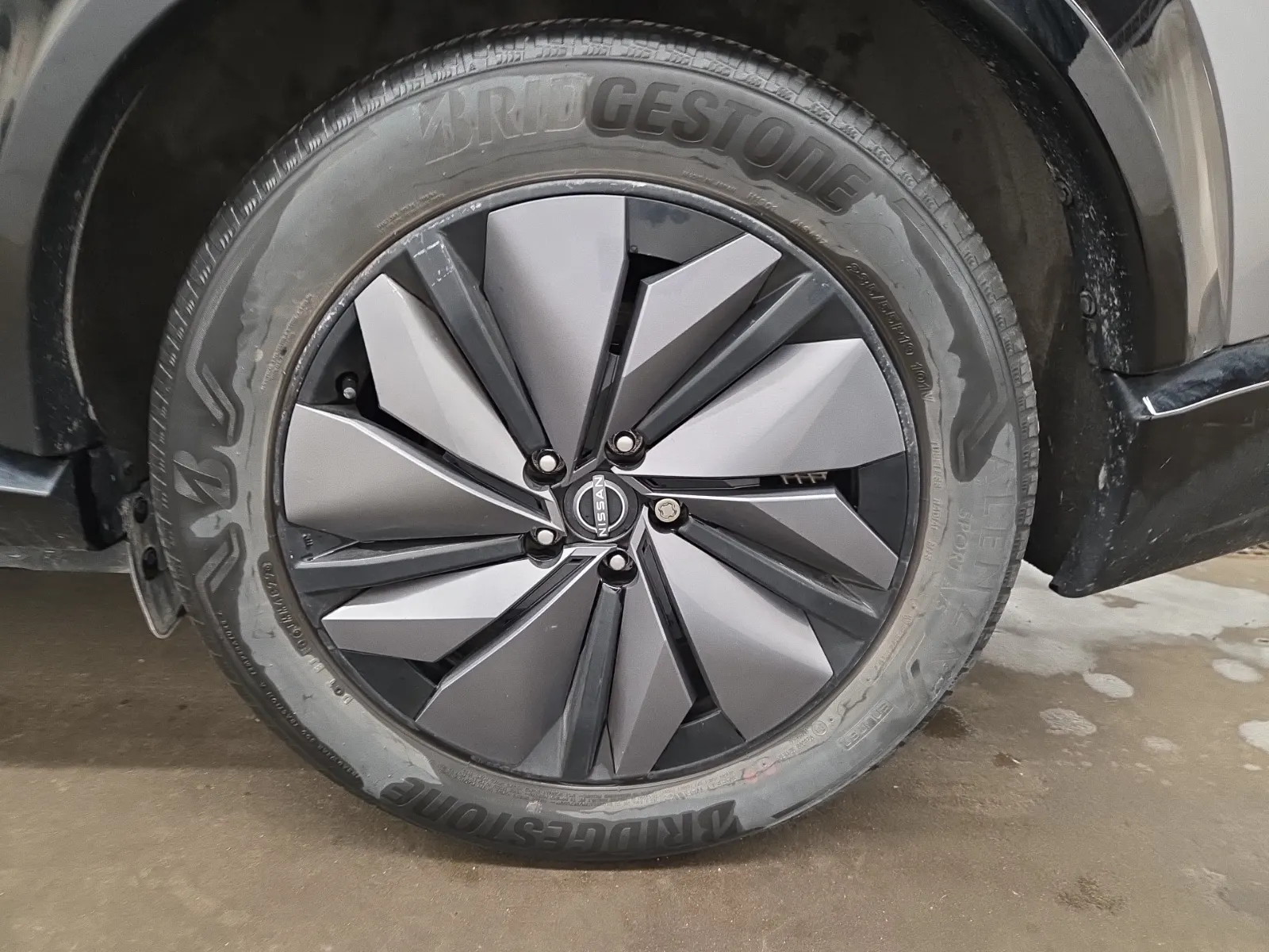 Left Rear Wheel/Tire Photo