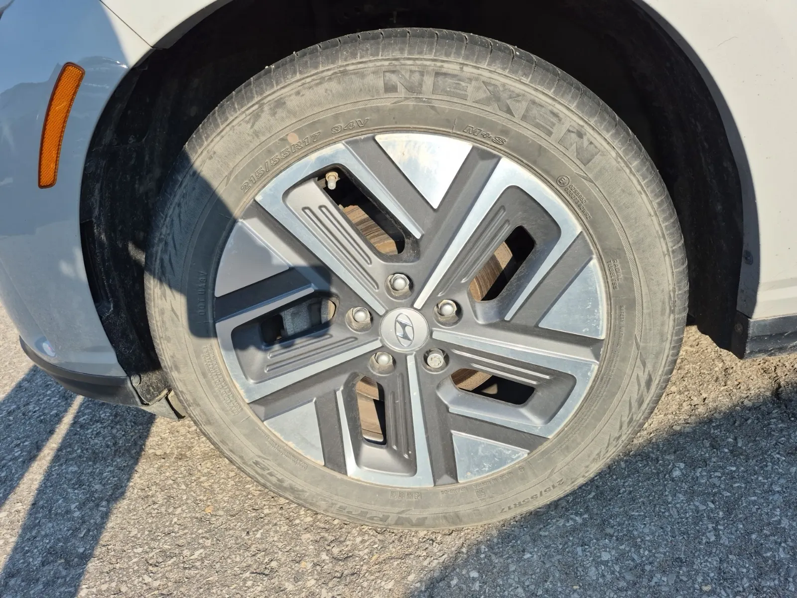 Front driver wheel/tire photo