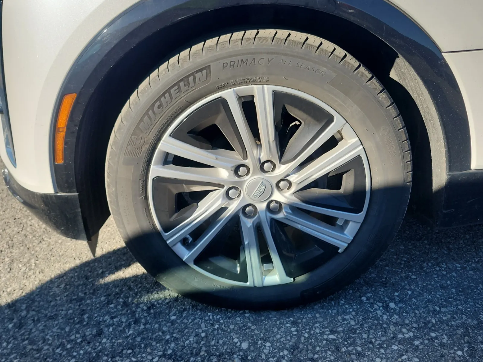 Front driver wheel/tire photo