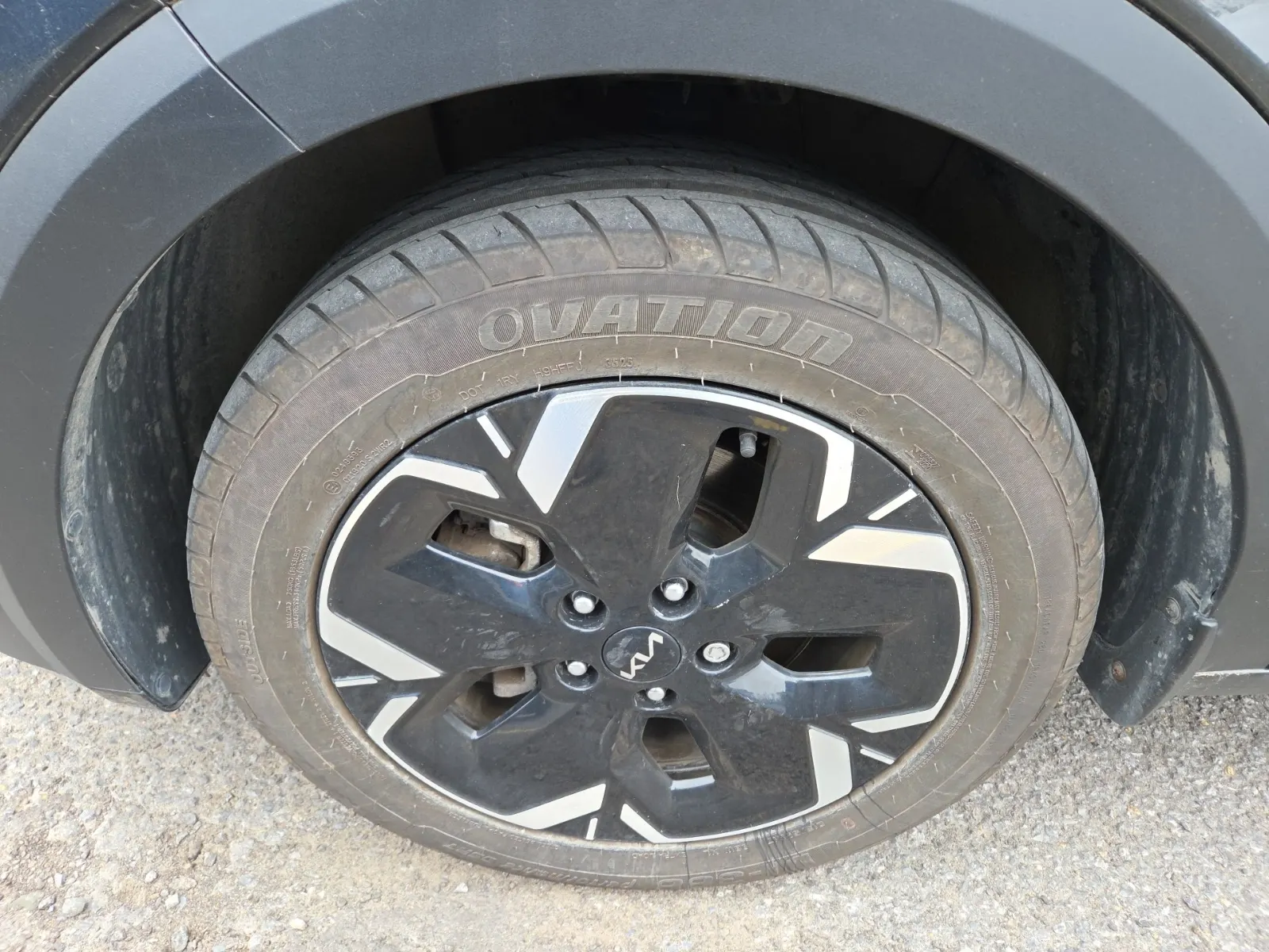 Front driver wheel/tire photo