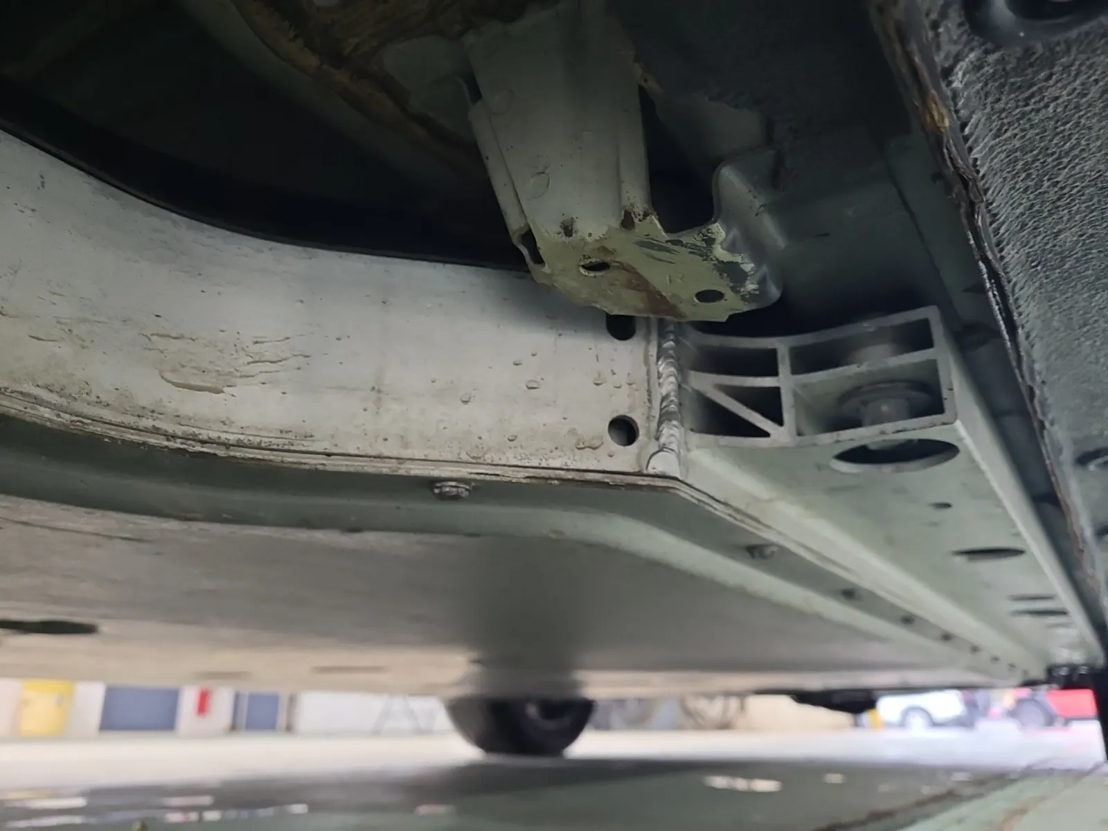 Undercarriage - Passenger Photo