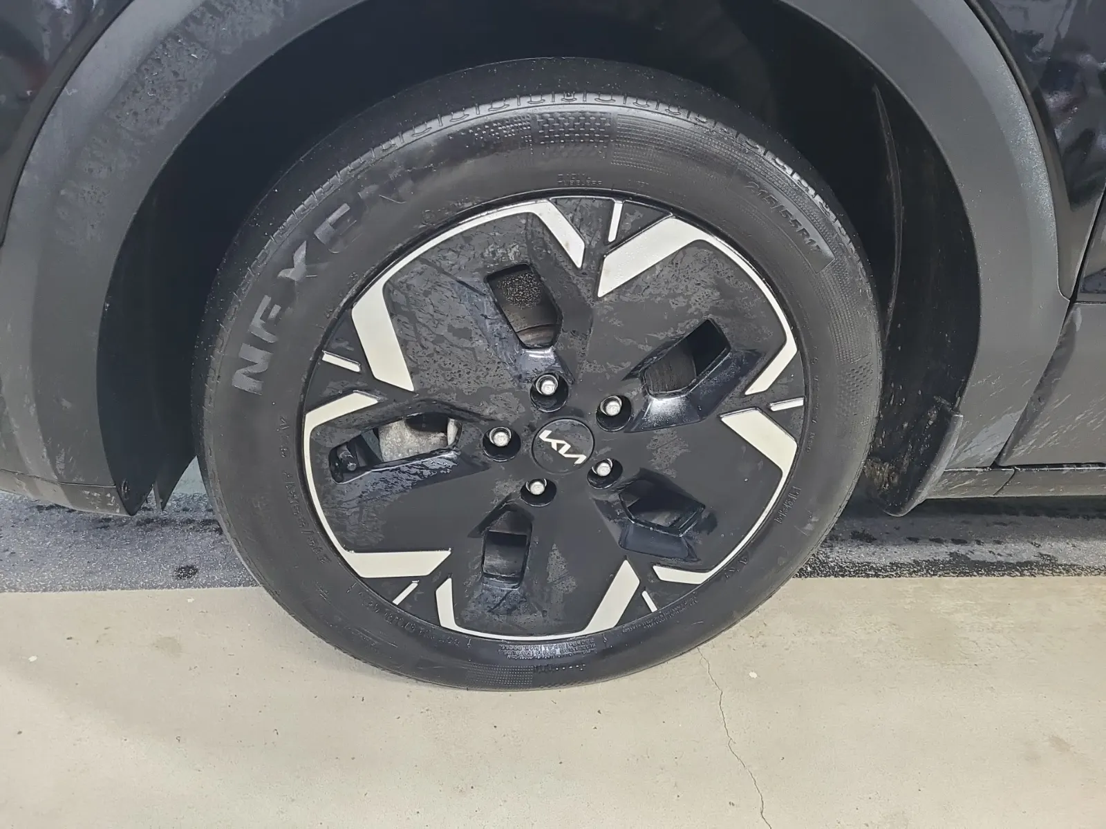Front driver wheel/tire photo