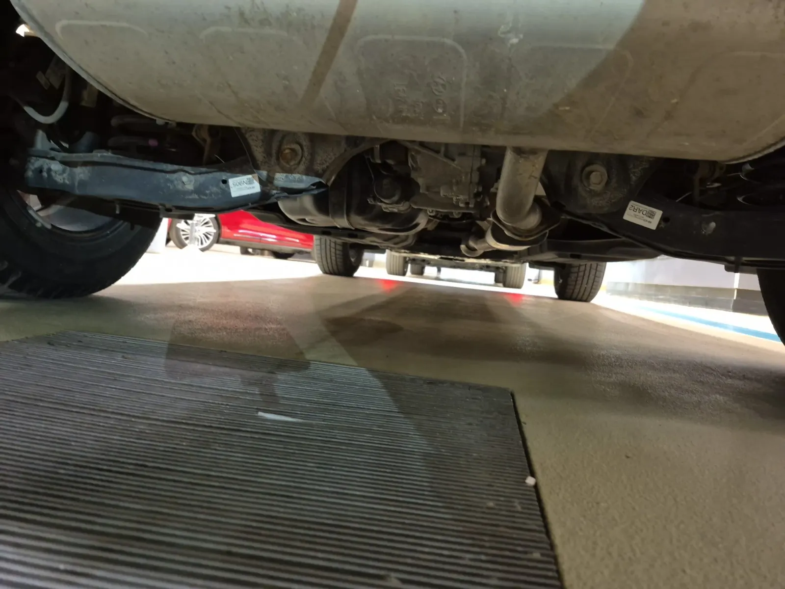 Undercarriage - Rear Photo