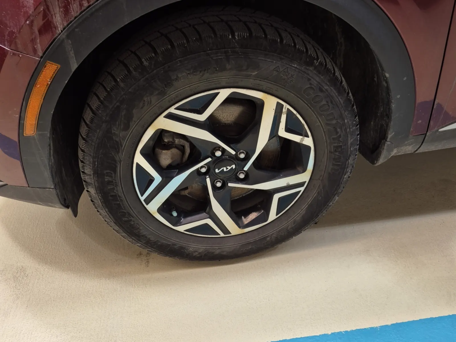 Front driver wheel/tire photo