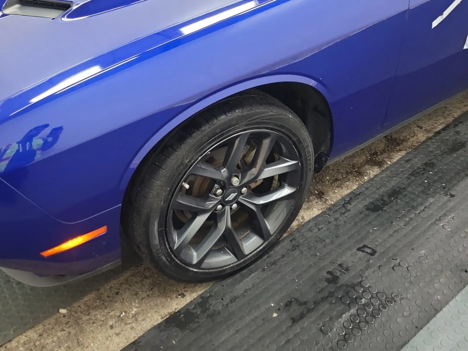 Front driver wheel/tire photo
