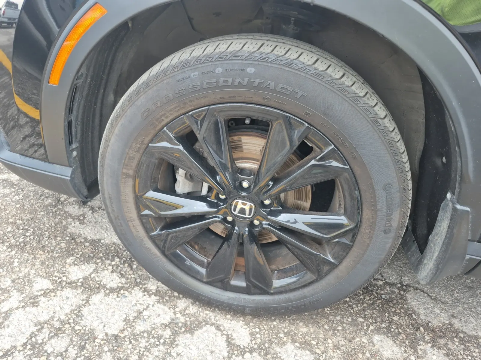Front driver wheel/tire photo