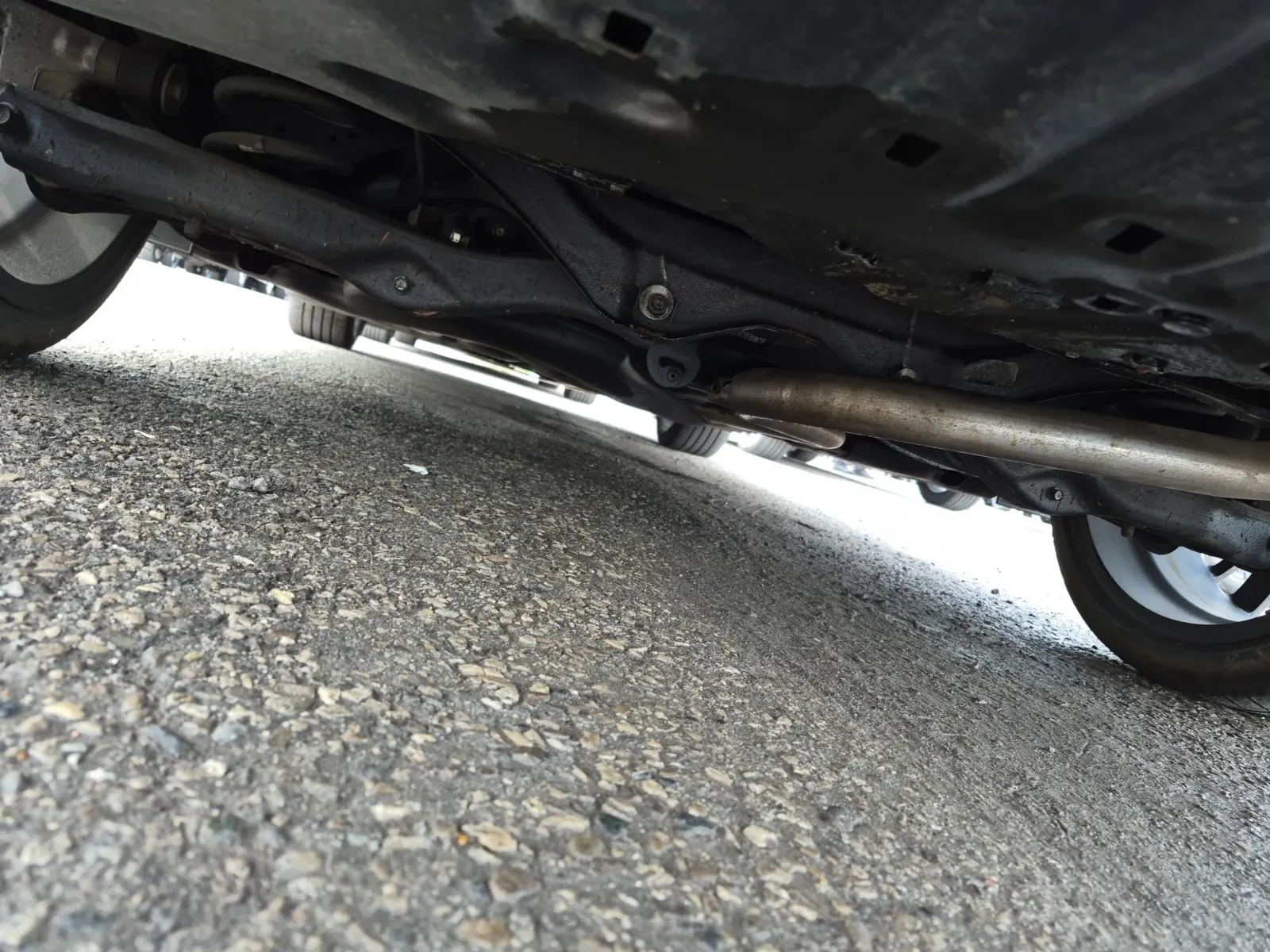 Undercarriage - Rear Photo