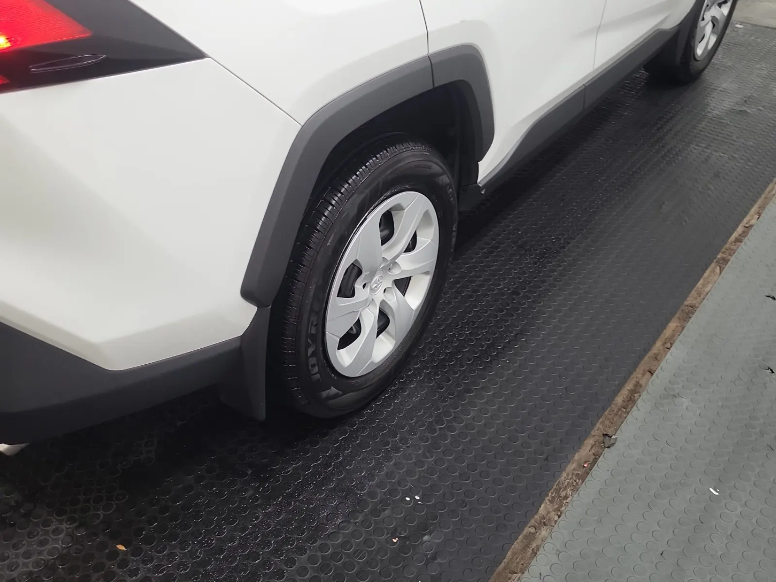 Right Rear Wheel/Tire Photo