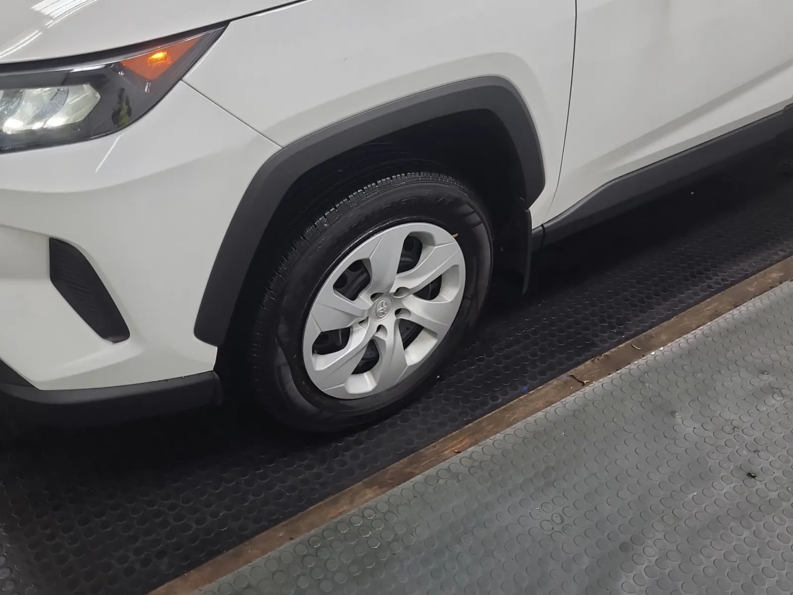 Front driver wheel/tire photo