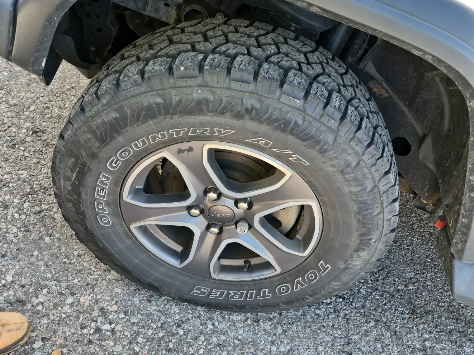 Front driver wheel/tire photo
