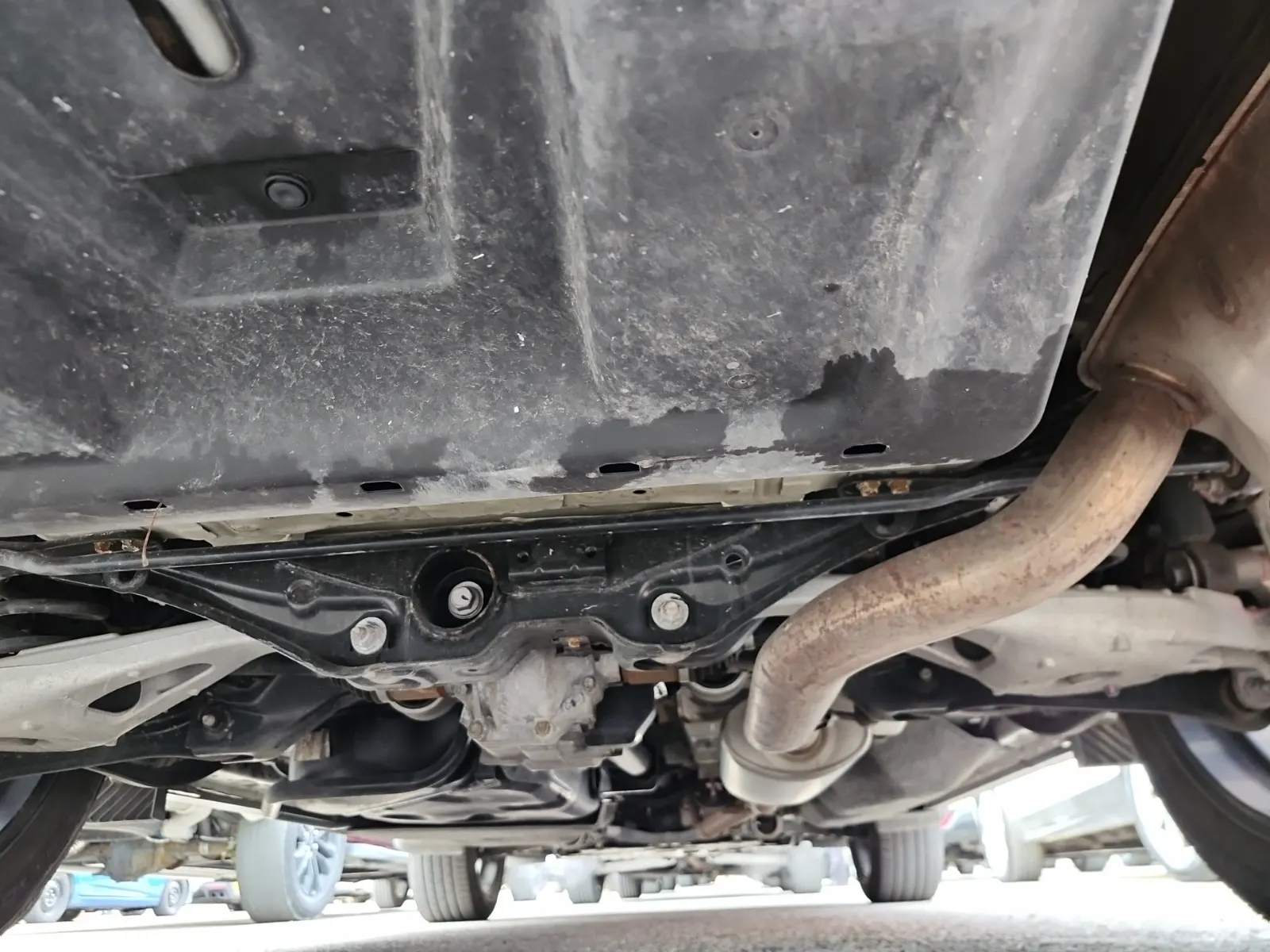 Undercarriage - Rear Photo