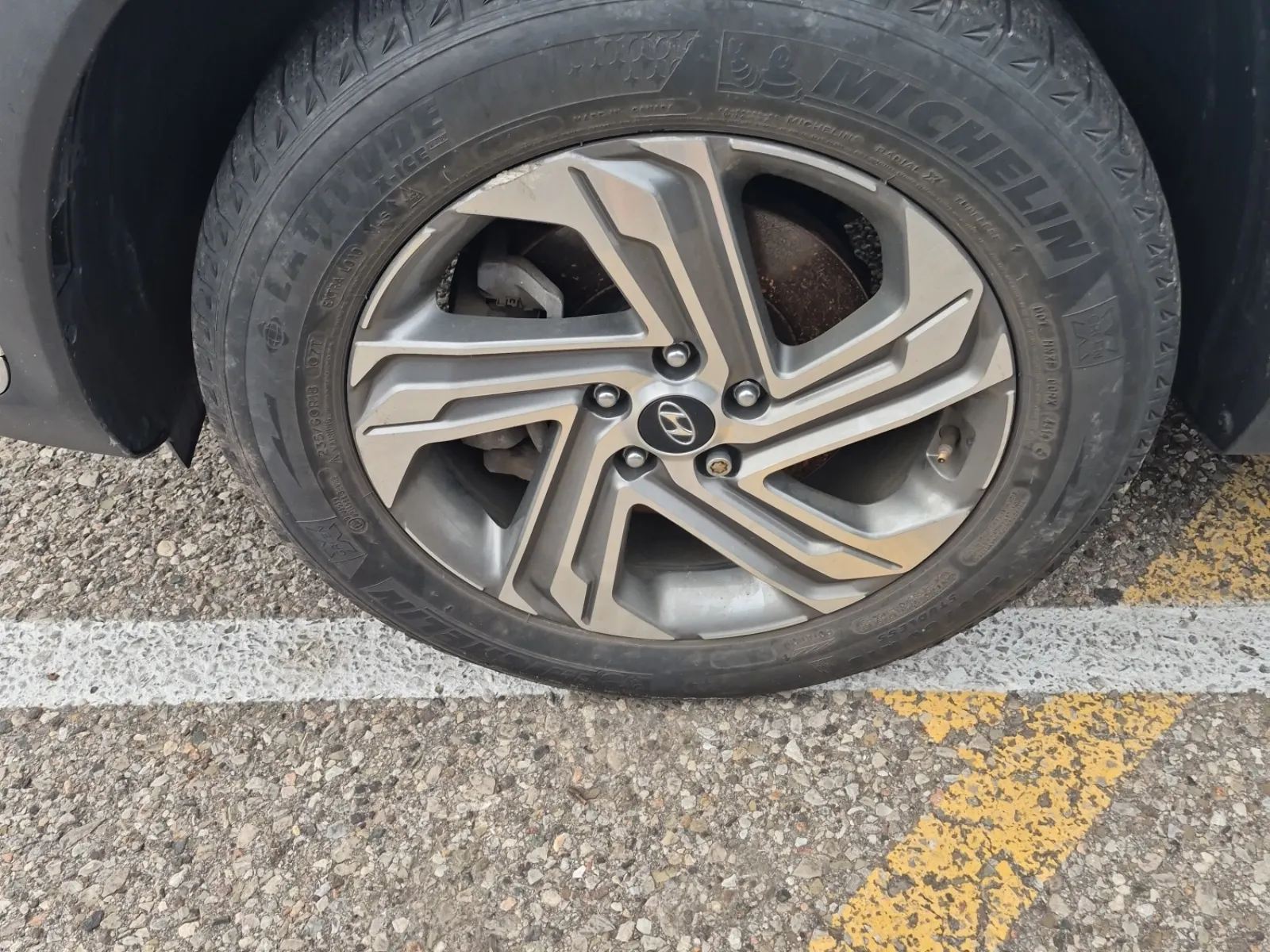 Front driver wheel/tire photo