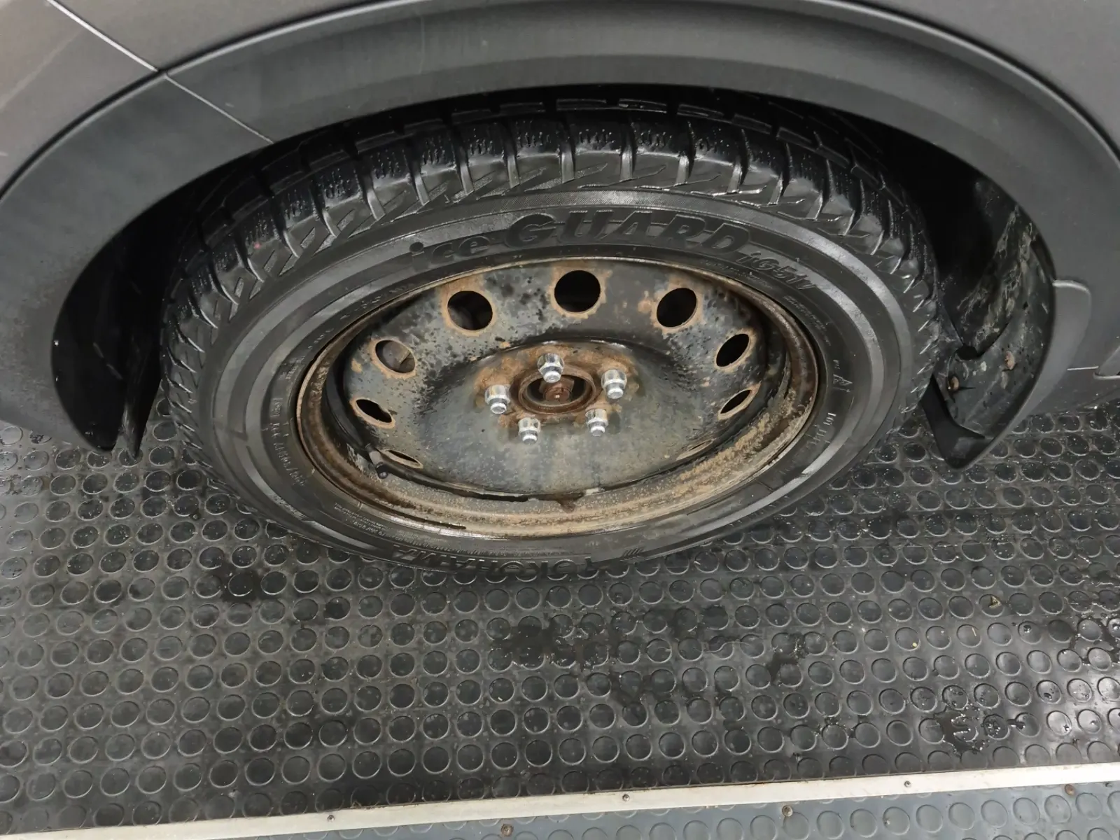 Front driver wheel/tire photo