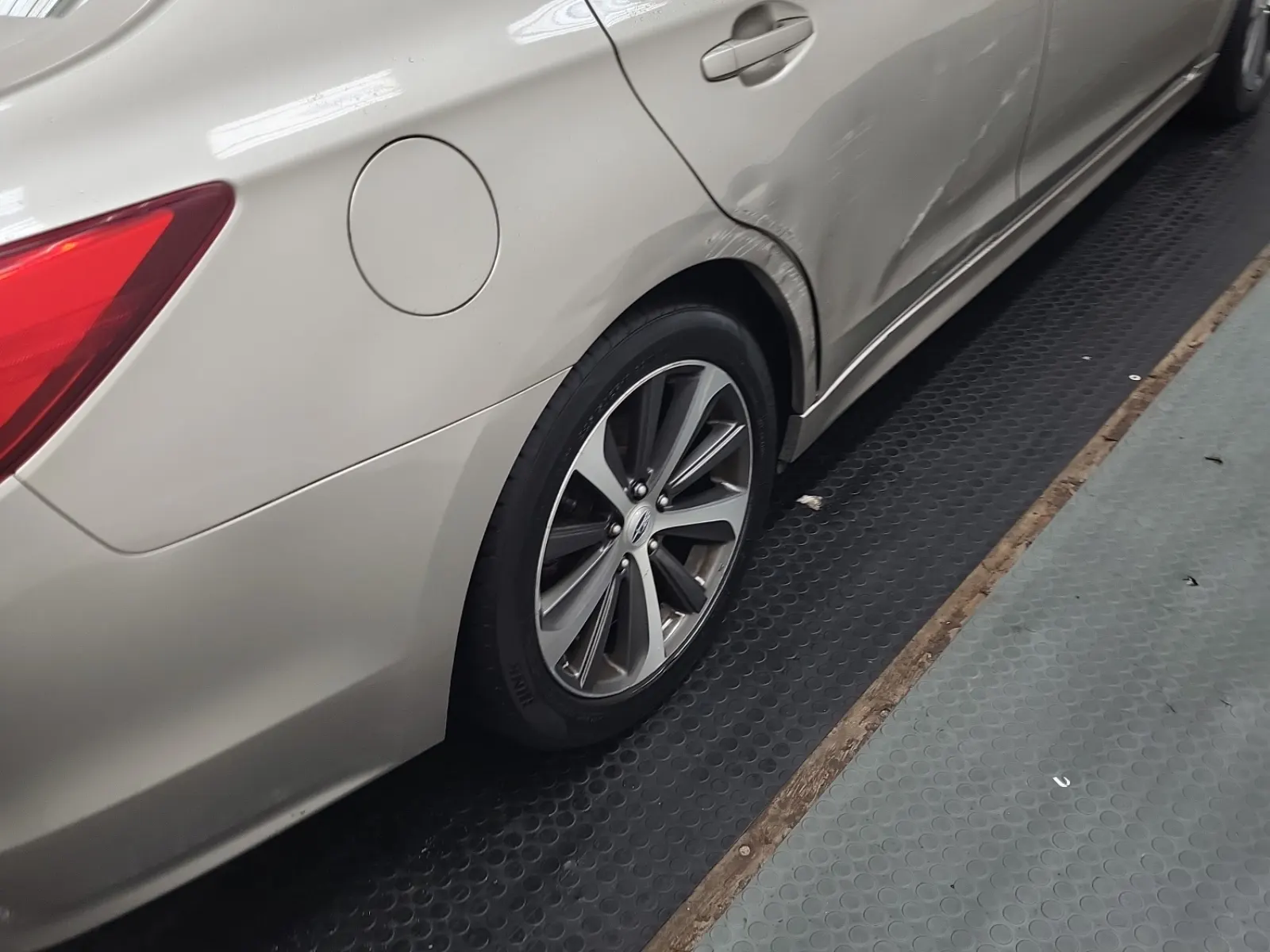 Right Rear Wheel/Tire Photo